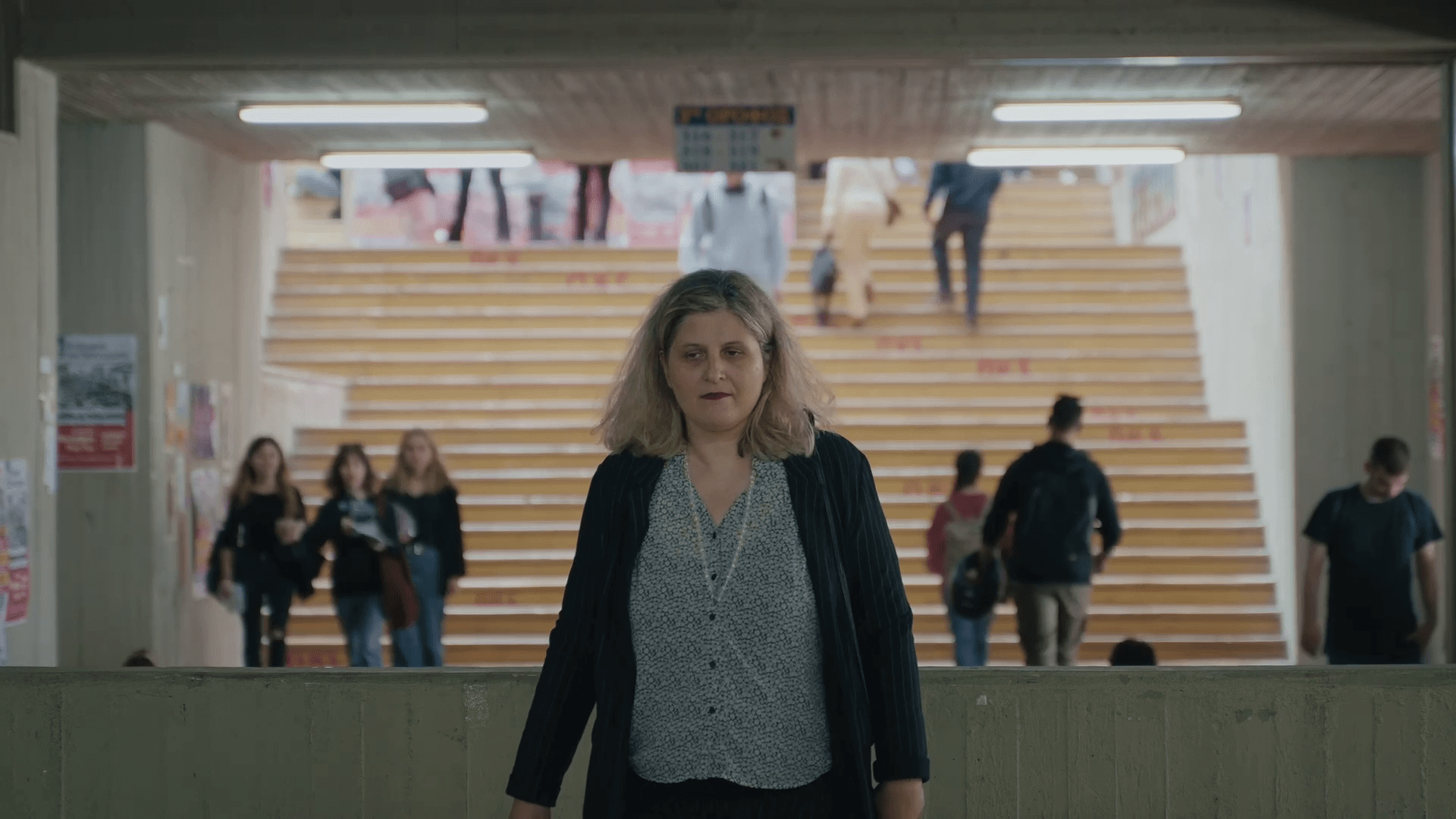 vlcsnap-2024-04-28-01h34m26s935 Α woman walks through the corridors of the University. Film still from the documentary "A couple of years".